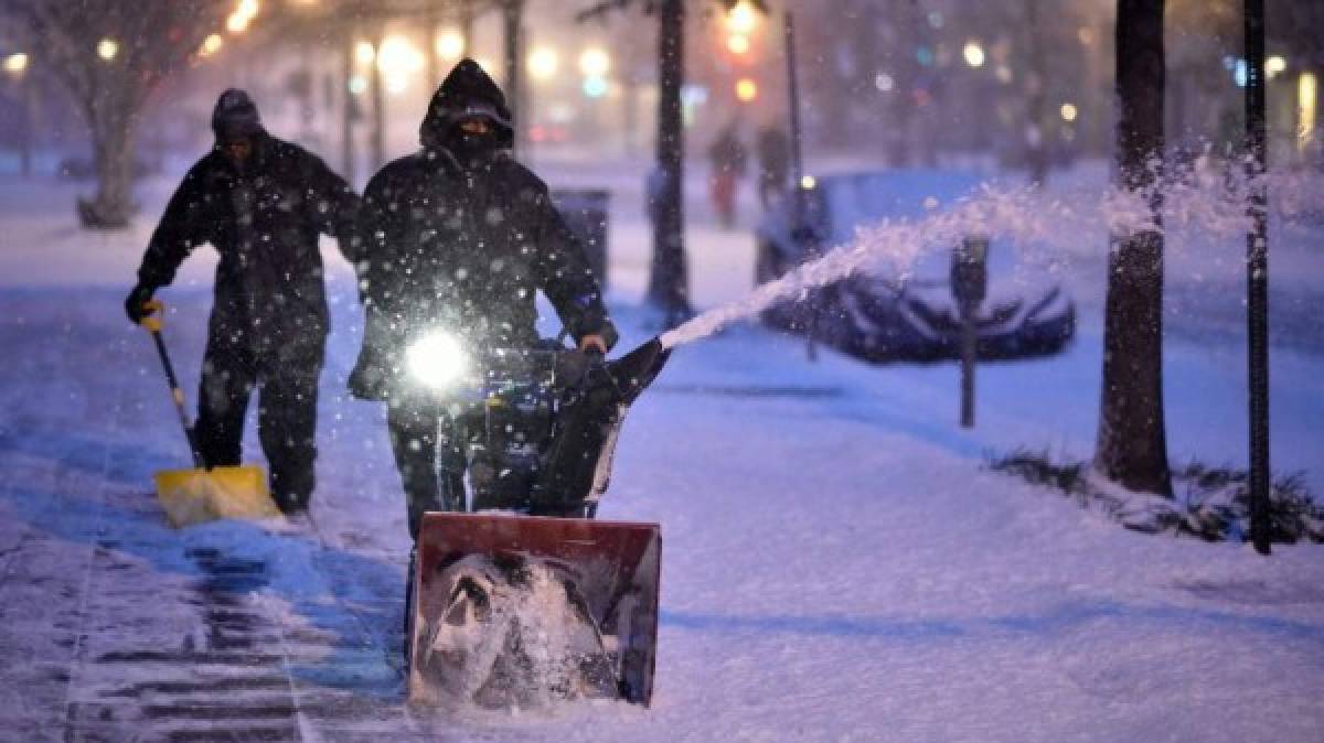 FOTOS: así resiste la gente bajo la súper nevada en Estados Unidos  