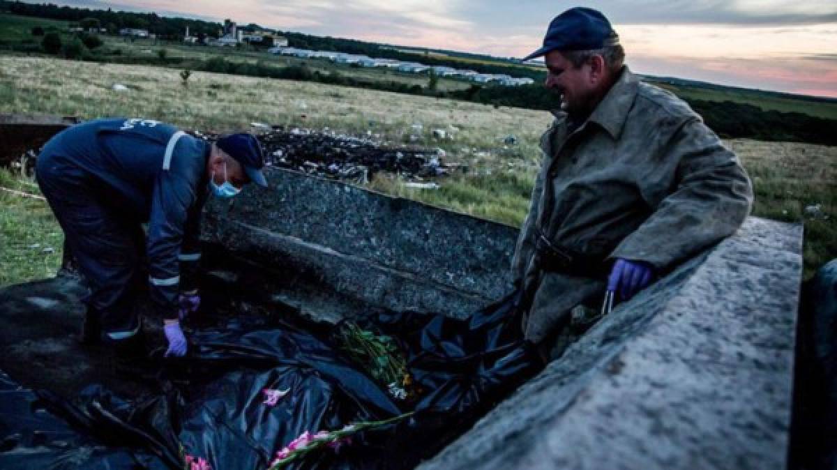 Trasladan los cuerpos de las víctimas del MH17 en camiones de basura  