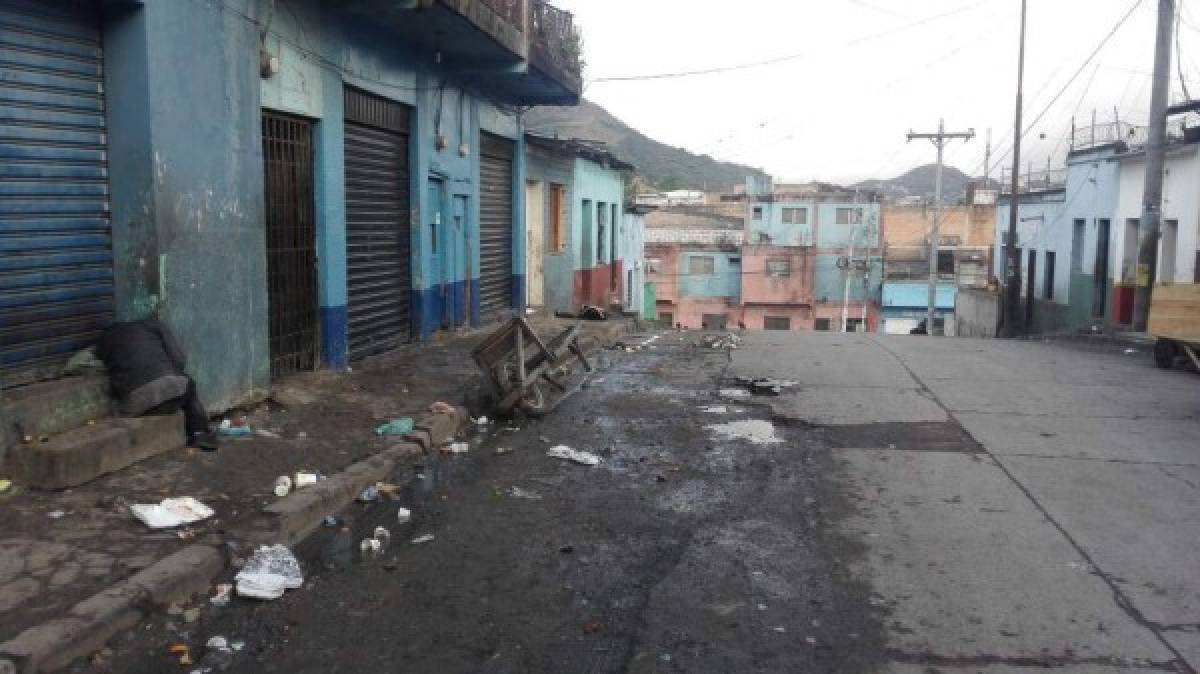 Como se aprecia en la imagen las sucias aceras de dicho barrio son el sitio para dormir de los enfermos alcohólicos (Foto: El Heraldo Honduras/ Noticias de Honduras)