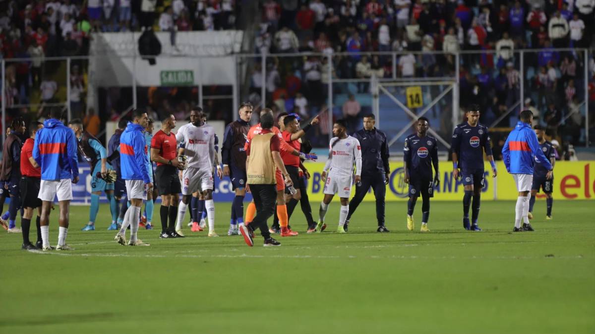 Zafarrancho en Olimpia vs Motagua: Así fue el encontronazo entre Pedro Troglio y Diego Vázquez