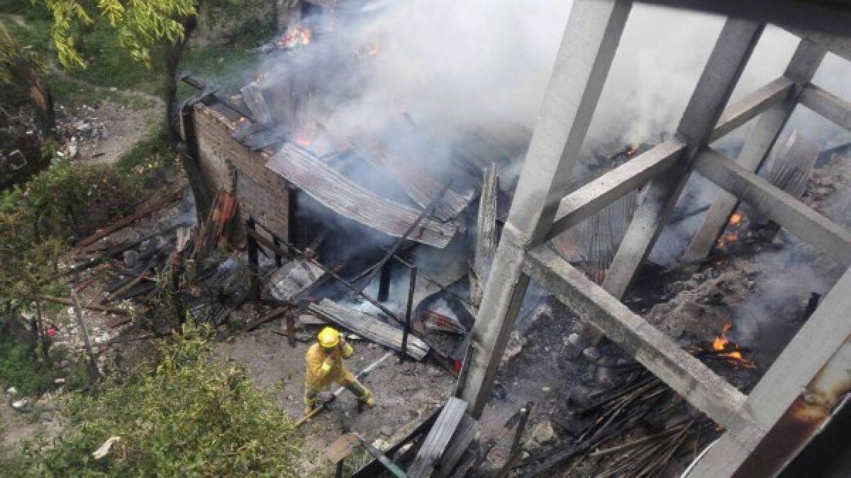 Atroz incendio devora cuarterías en la colonia Santa Cecilia de la capital de Honduras