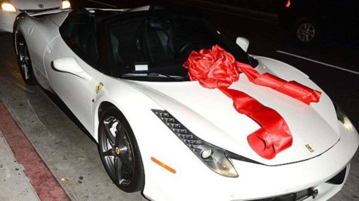 Novio le legara a Kylie Jenner un lujoso Ferrari