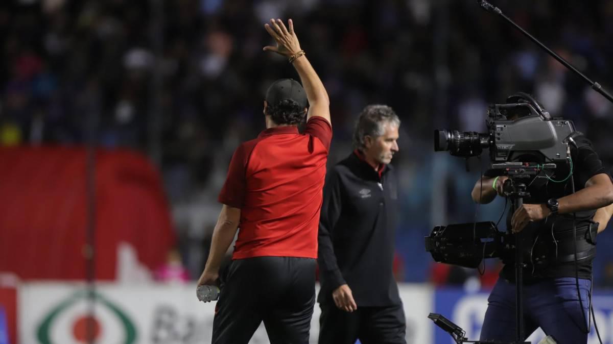 En fotos: Así fue la triste despedida de Pedro Troglio tras perder final ante Motagua