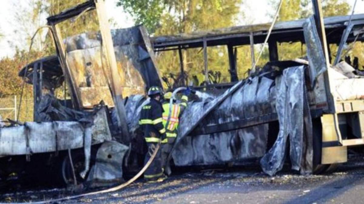 Chocó un autobús lleno de estudiantes en EEUU: 10 muertos