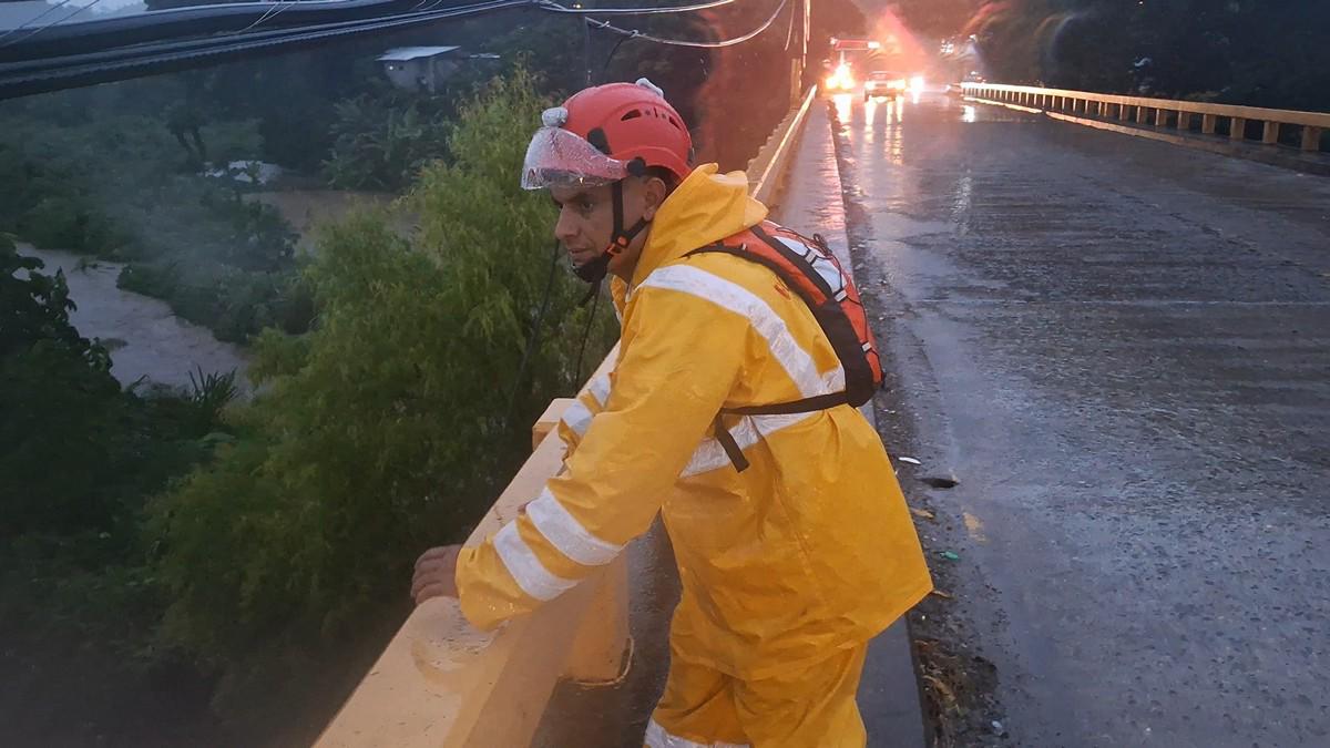 Cientos de afectados y zonas incomunicadas en norte de Honduras por tormenta tropical Sara