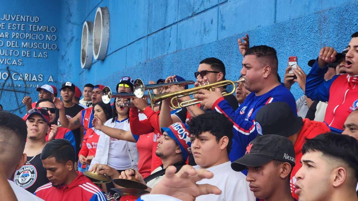 ¡Ambientazo! Ultra Fiel recibe con euforia a Olimpia y con pancarta: “Traicionarte jamás”