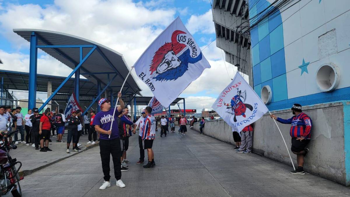 ¡Ambientazo! Ultra Fiel recibe con euforia a Olimpia y con pancarta: “Traicionarte jamás”