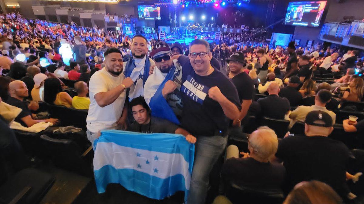 Gran ambiente: todo listo para el comienzo de la pelea entre Teófimo López y Josh Taylor