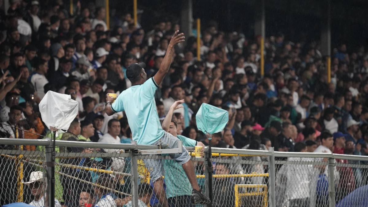 En fotos: Así llegaron las selecciones de Honduras y México al estadio Morazán