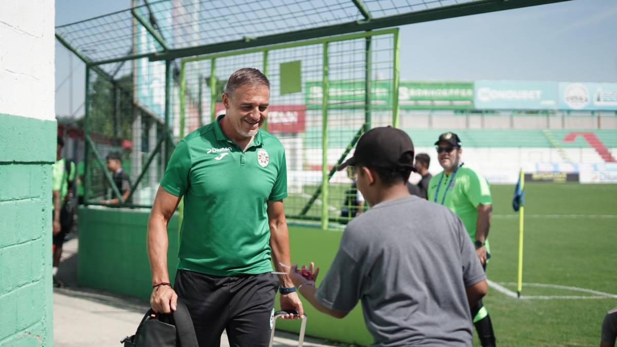 No se vio en TV: Abucheos contra Diego Vázquez y bellas chicas en el Marathón-Motagua