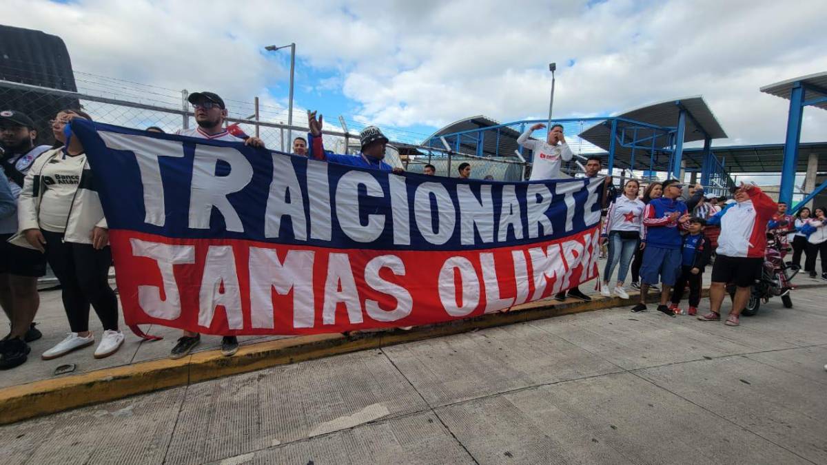 ¡Ambientazo! Ultra Fiel recibe con euforia a Olimpia y con pancarta: “Traicionarte jamás”