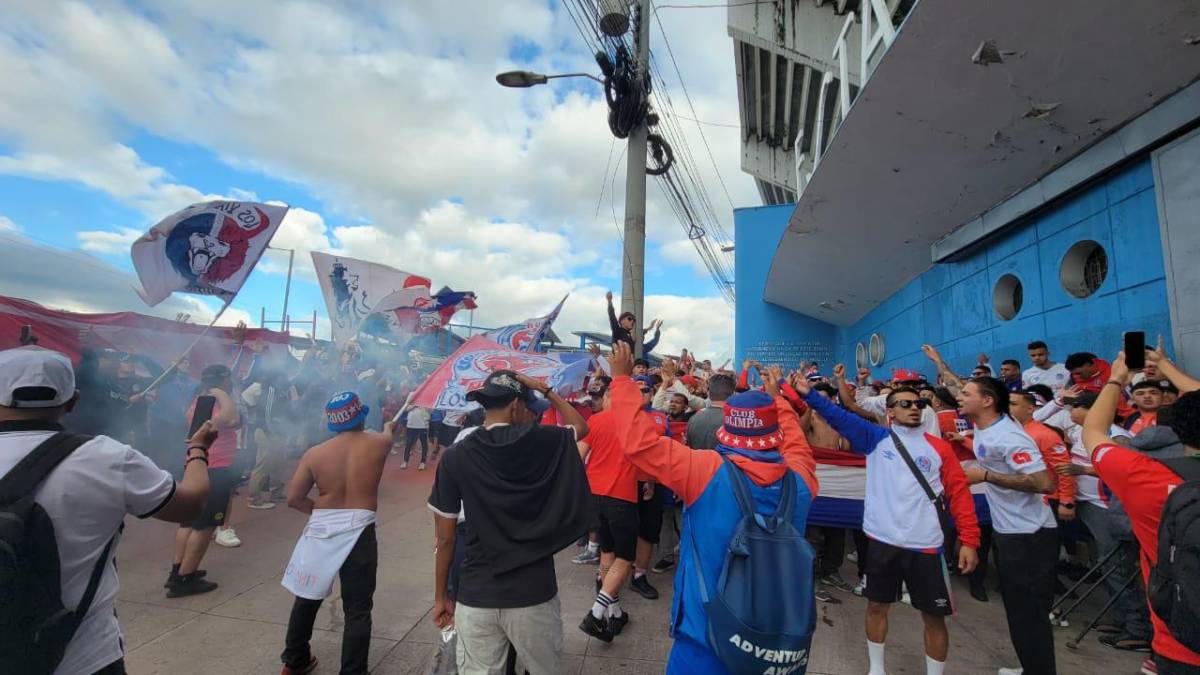 ¡Ambientazo! Ultra Fiel recibe con euforia a Olimpia y con pancarta: “Traicionarte jamás”