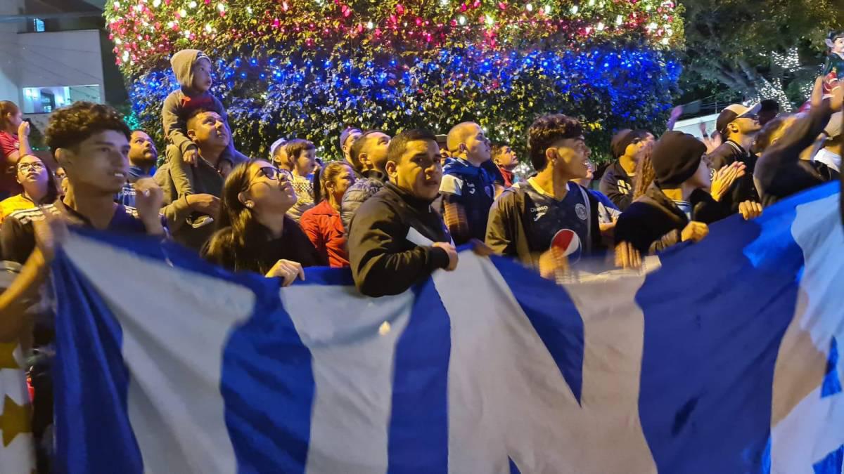 Motagua es sorprendido por aficionados en la noche antes de la final