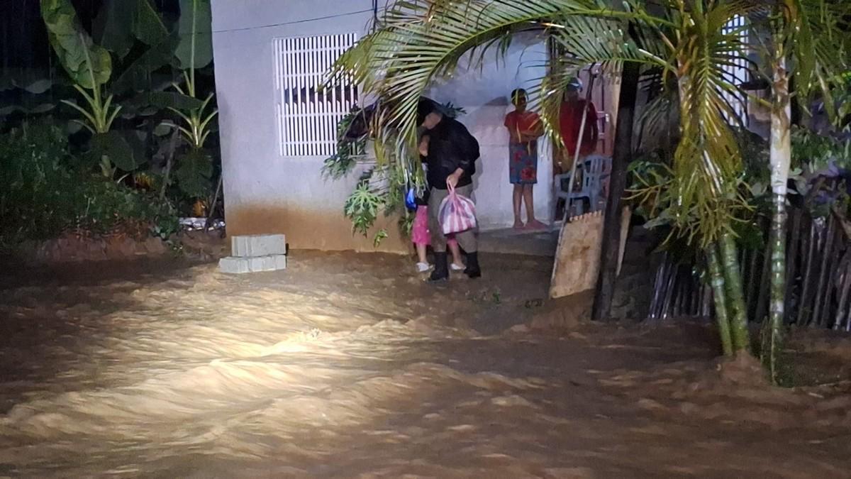 Cientos de afectados y zonas incomunicadas en norte de Honduras por tormenta tropical Sara