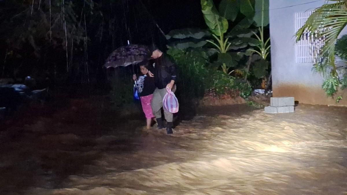 Cientos de afectados y zonas incomunicadas en norte de Honduras por tormenta tropical Sara