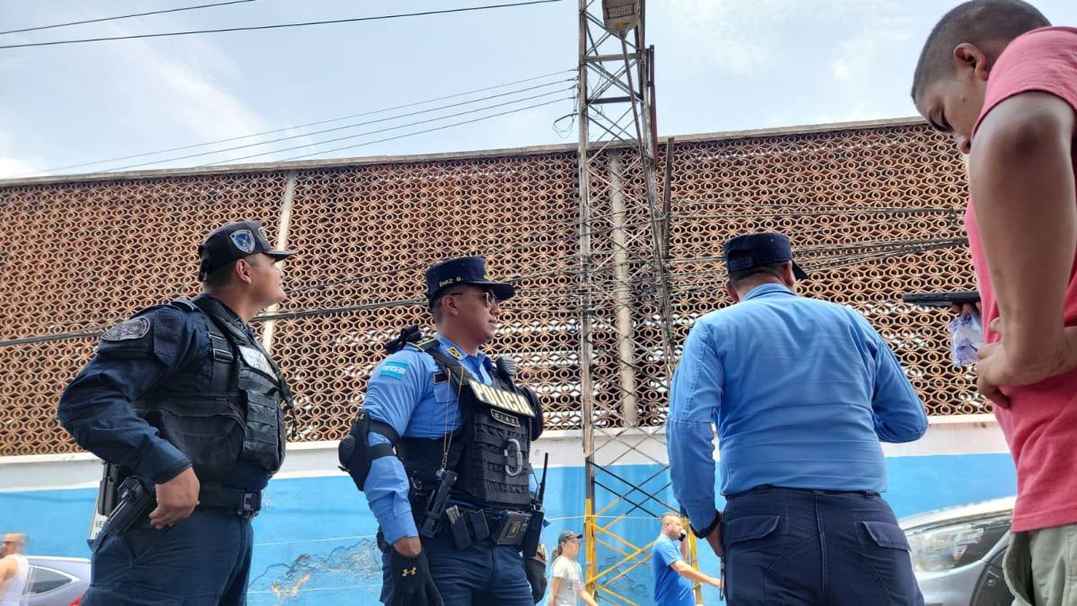 La Policía Nacional, que se encuentra resguardando la zona, tomó medidas inmediatas para poner a salvo al desconocido.