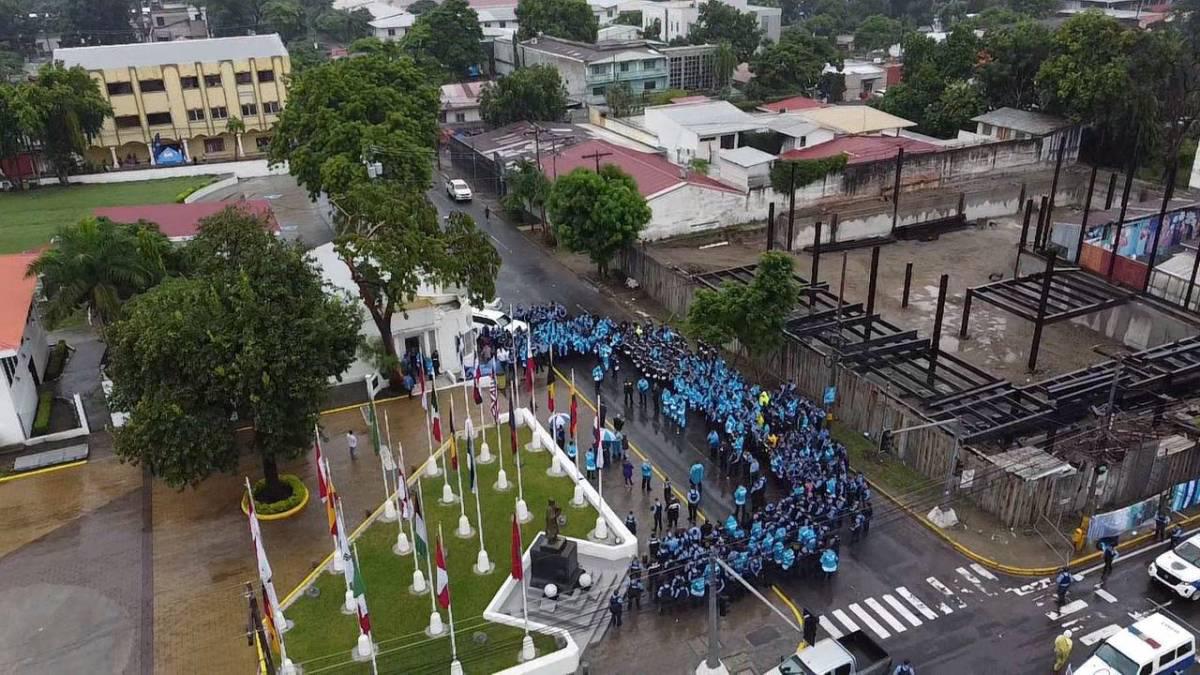 Honduras vs México: Bajo lluvia comienzan a ingresar los aficionados al estadio Morazán