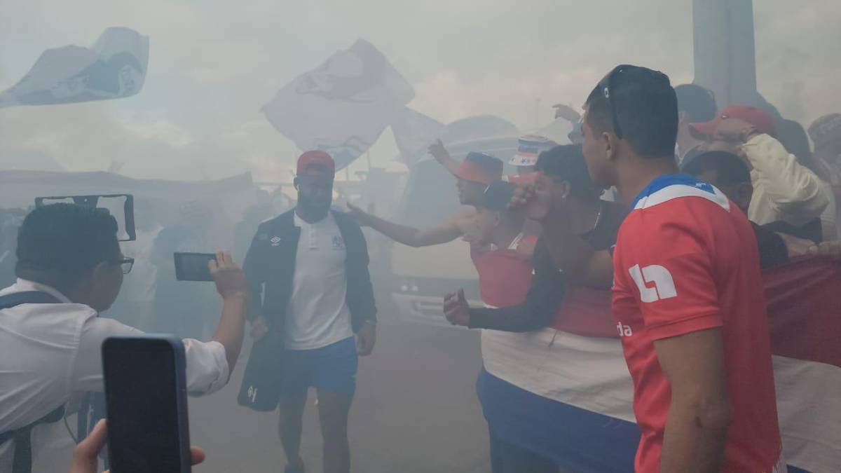 ¡Ambientazo! Ultra Fiel recibe con euforia a Olimpia y con pancarta: “Traicionarte jamás”