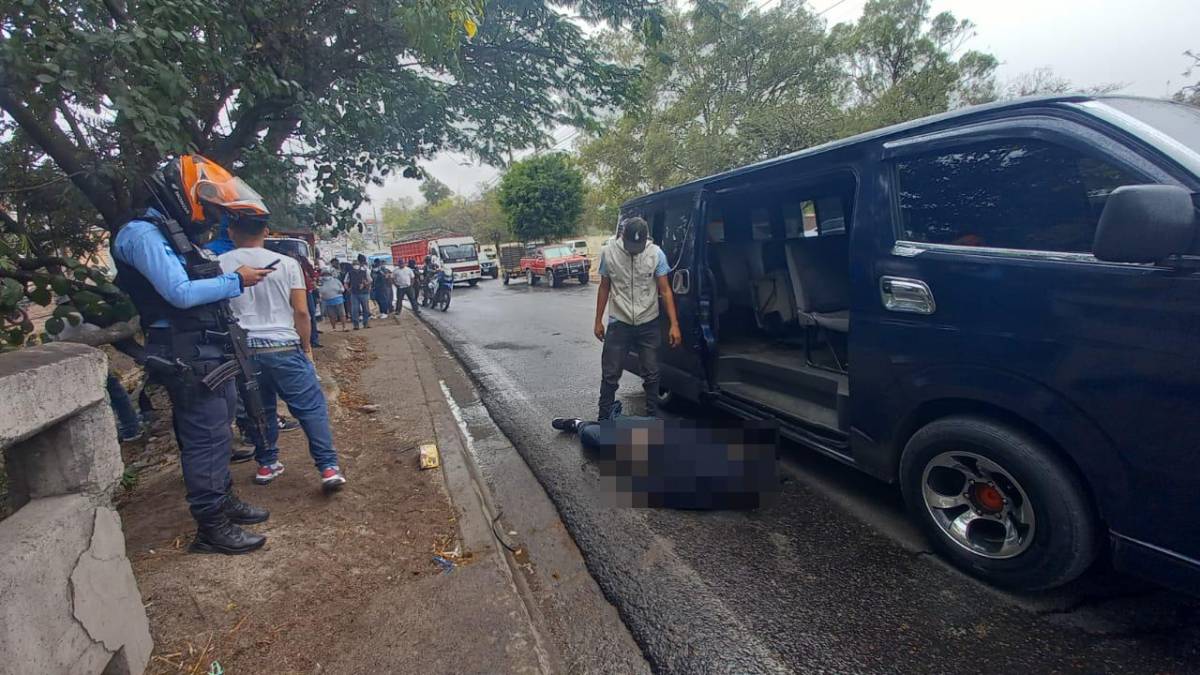 El cuerpo del conductor quedó a un lado de la unidad de transporte.