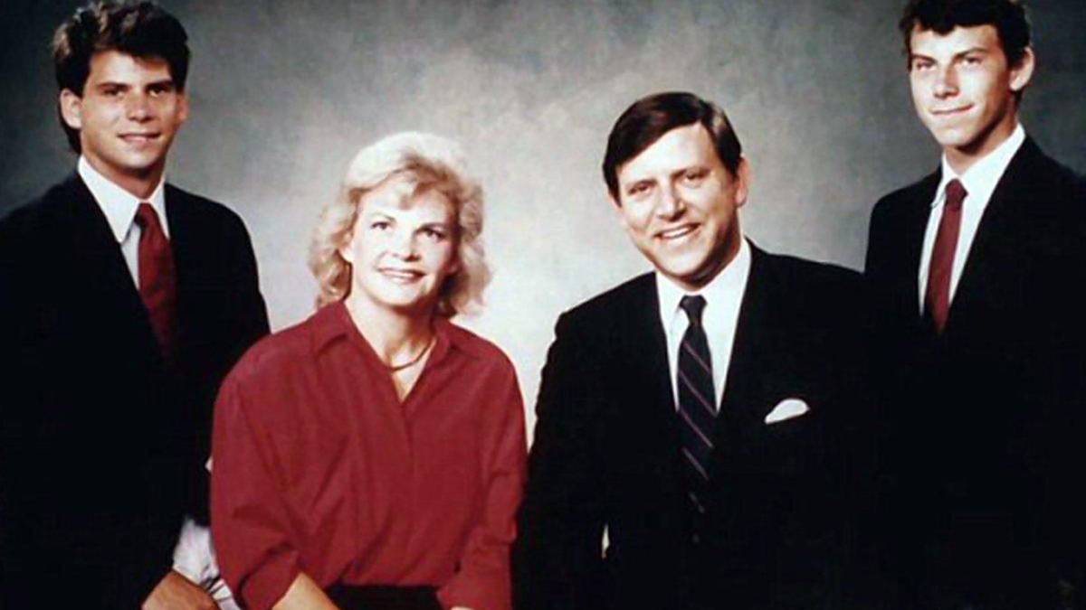 Foto de la familia Menéndez. El padre José, la madre Kitty y los dos hijos: Lyle y Erik.