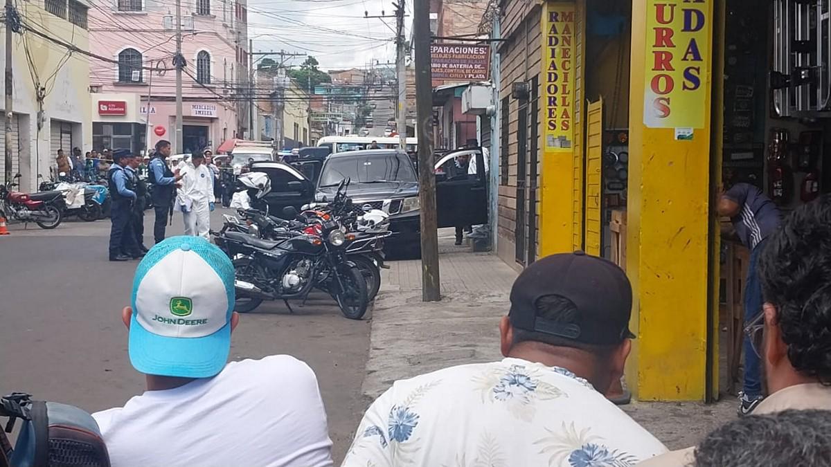 Limpiaparabrisas encendidos, cervezas y dos cuerpos: escena donde murió abogado en Comayagüela