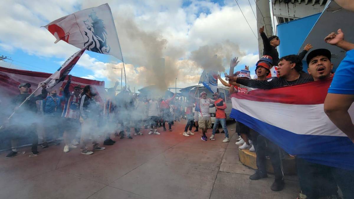 ¡Ambientazo! Ultra Fiel recibe con euforia a Olimpia y con pancarta: “Traicionarte jamás”