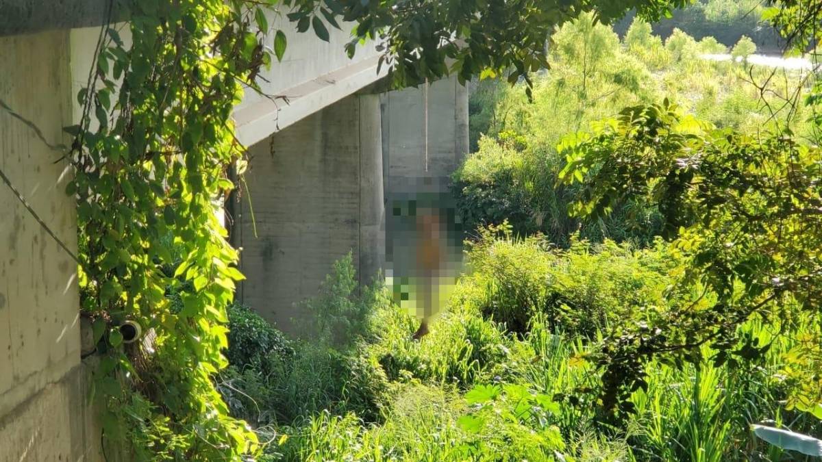 Asesinan a un hombre y lo dejan colgado del puente en Saopín en La Ceiba