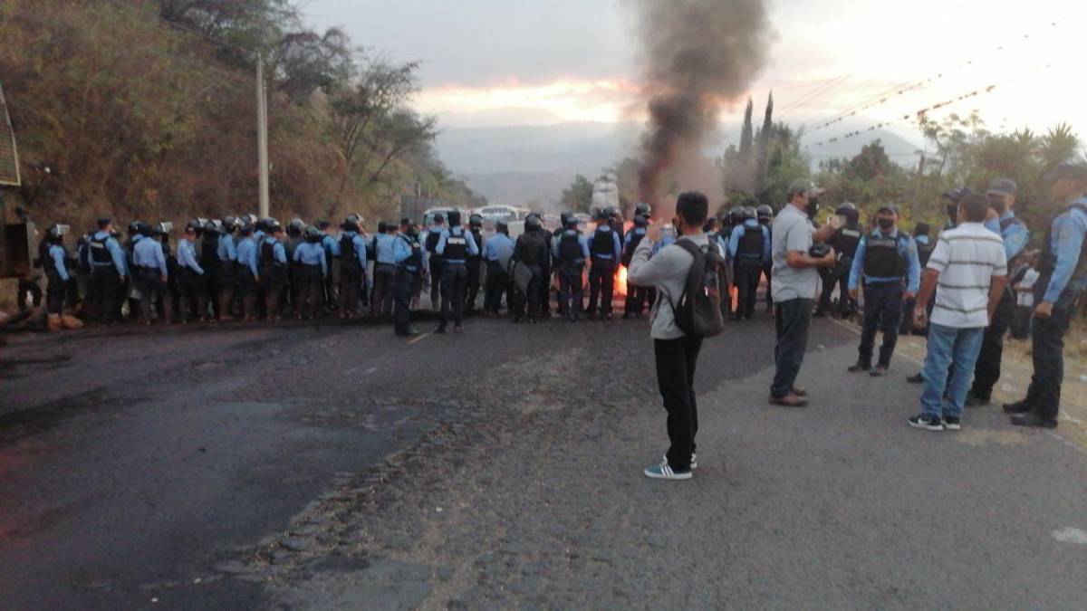 Elementos policiales se hicieron presente a la toma, sin embargo, los pobladores siguen bloqueando el acceso que de la capital conduce al departamento de Olancho.