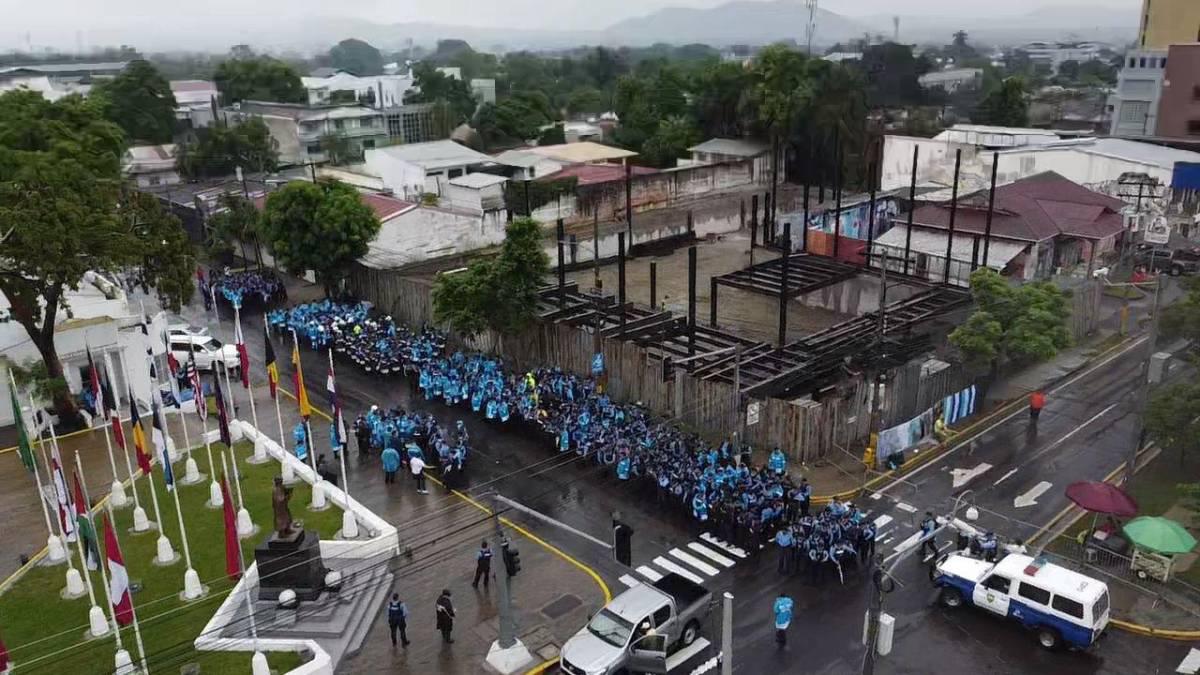 Honduras vs México: Bajo lluvia comienzan a ingresar los aficionados al estadio Morazán