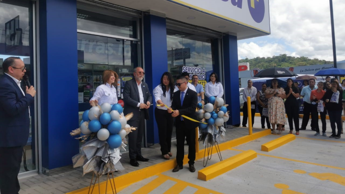 La nueva Farmacias Kielsa colonia El Prodo fue inaugurada por los ejecutivos.