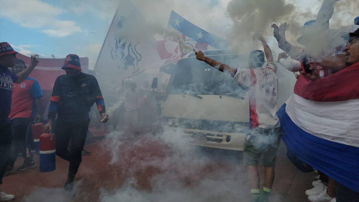 ¡Ambientazo! Ultra Fiel recibe con euforia a Olimpia y con pancarta: “Traicionarte jamás”