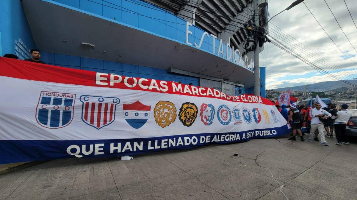 ¡Ambientazo! Ultra Fiel recibe con euforia a Olimpia y con pancarta: “Traicionarte jamás”