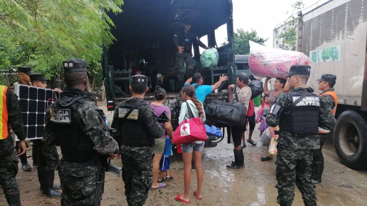 Comienzan evacuaciones de emergencia en La Lima por inundaciones que genera Julia