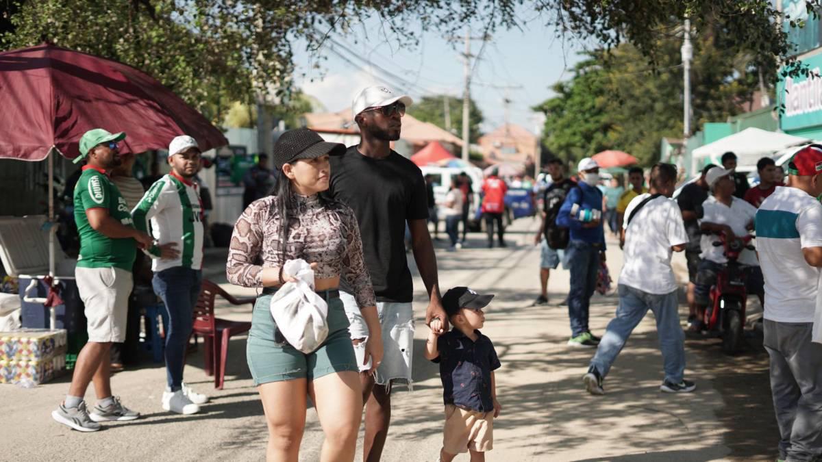 No se vio en TV: Abucheos contra Diego Vázquez y bellas chicas en el Marathón-Motagua