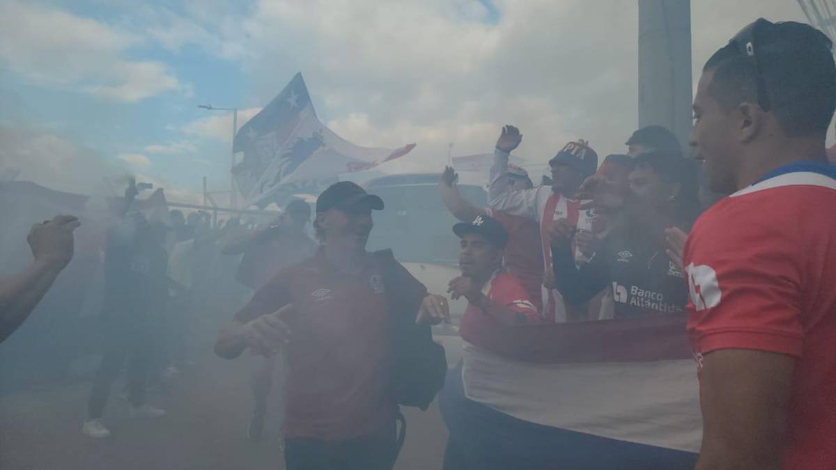 ¡Ambientazo! Ultra Fiel recibe con euforia a Olimpia y con pancarta: “Traicionarte jamás”