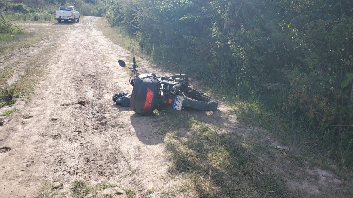 La motocicleta quedó a varios metros del fallecido.