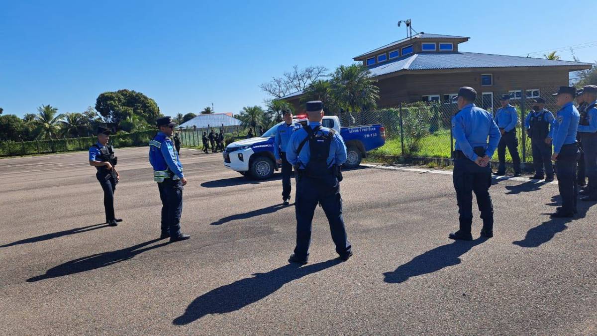 Participan en el simulacro en la pista aérea de esta ciudad agentes y oficiales de la Policía Nacional, integradas por la zona de la Comandancias Literal Atlántica y otras instituciones.