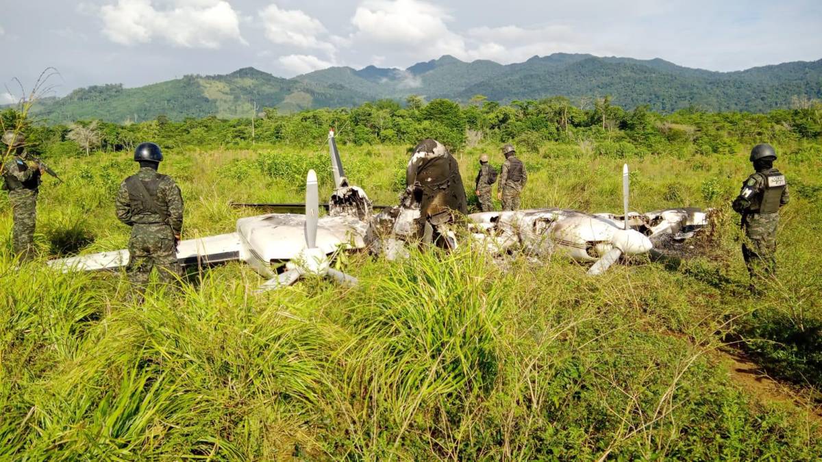 Las autoridades no precisaron si en la misma encontraron drogas o si los ocupantes lograron retirarla antes de incinerar el aeroplano.