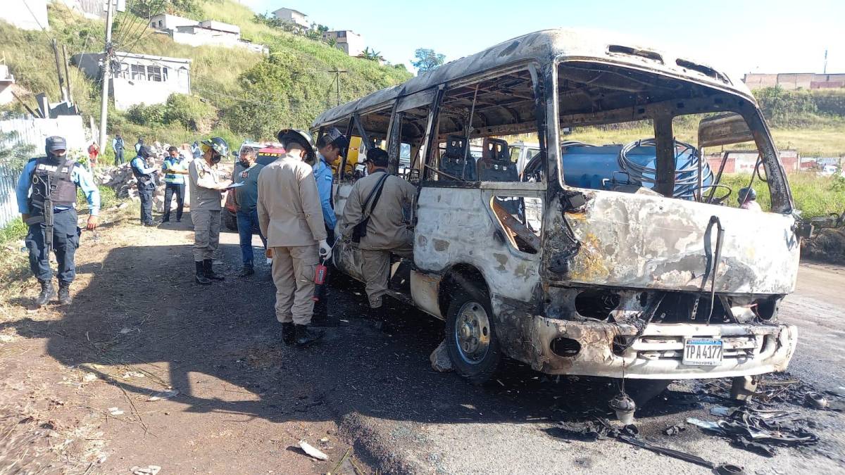 Por extorsión queman bus rapidito en la colonia Cerro Grande