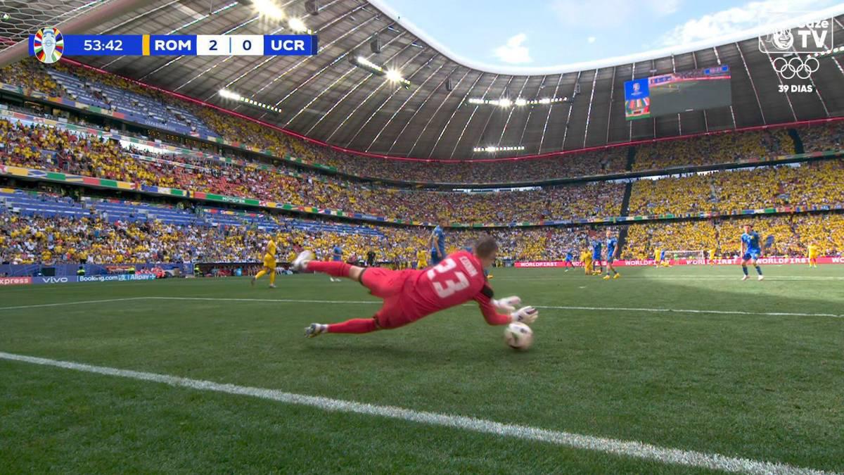 El segundo error de Lunin en la Eurocopa, la pelota se le escurrió por debajo del cuerpo y fue el otro gol de Rumanía.