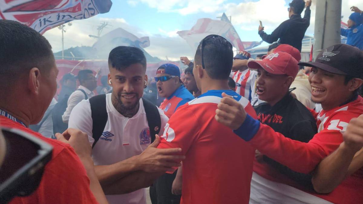 ¡Ambientazo! Ultra Fiel recibe con euforia a Olimpia y con pancarta: “Traicionarte jamás”