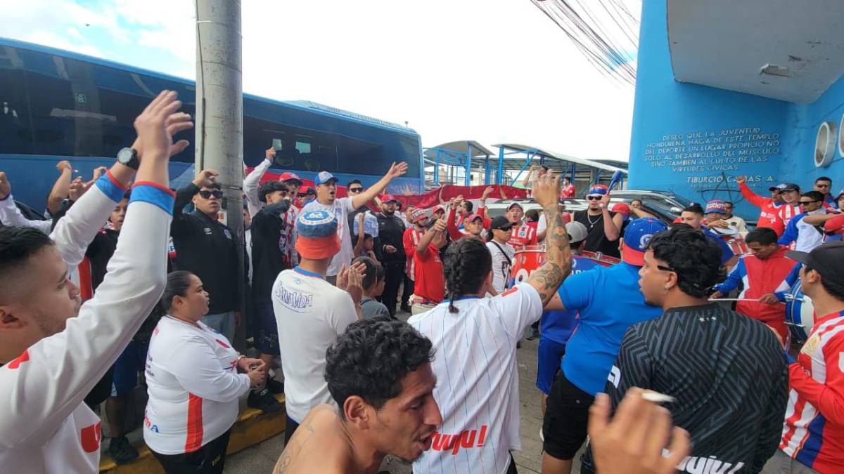 ¡Ambientazo! Ultra Fiel recibe con euforia a Olimpia y con pancarta: “Traicionarte jamás”