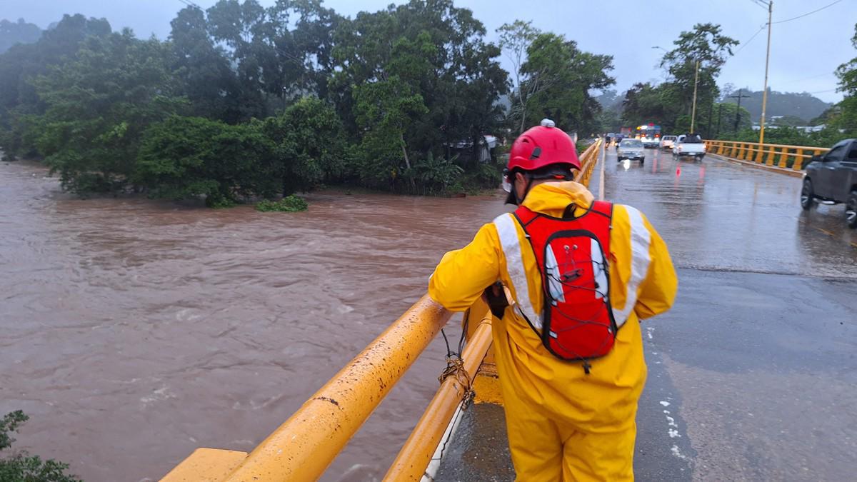 Cientos de afectados y zonas incomunicadas en norte de Honduras por tormenta tropical Sara