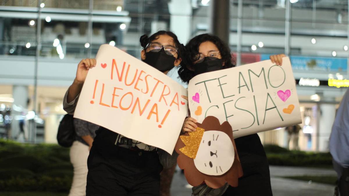 Cesia Sáenz, ganadora de La Academia, llega a Honduras y es recibida entre regalos y porras