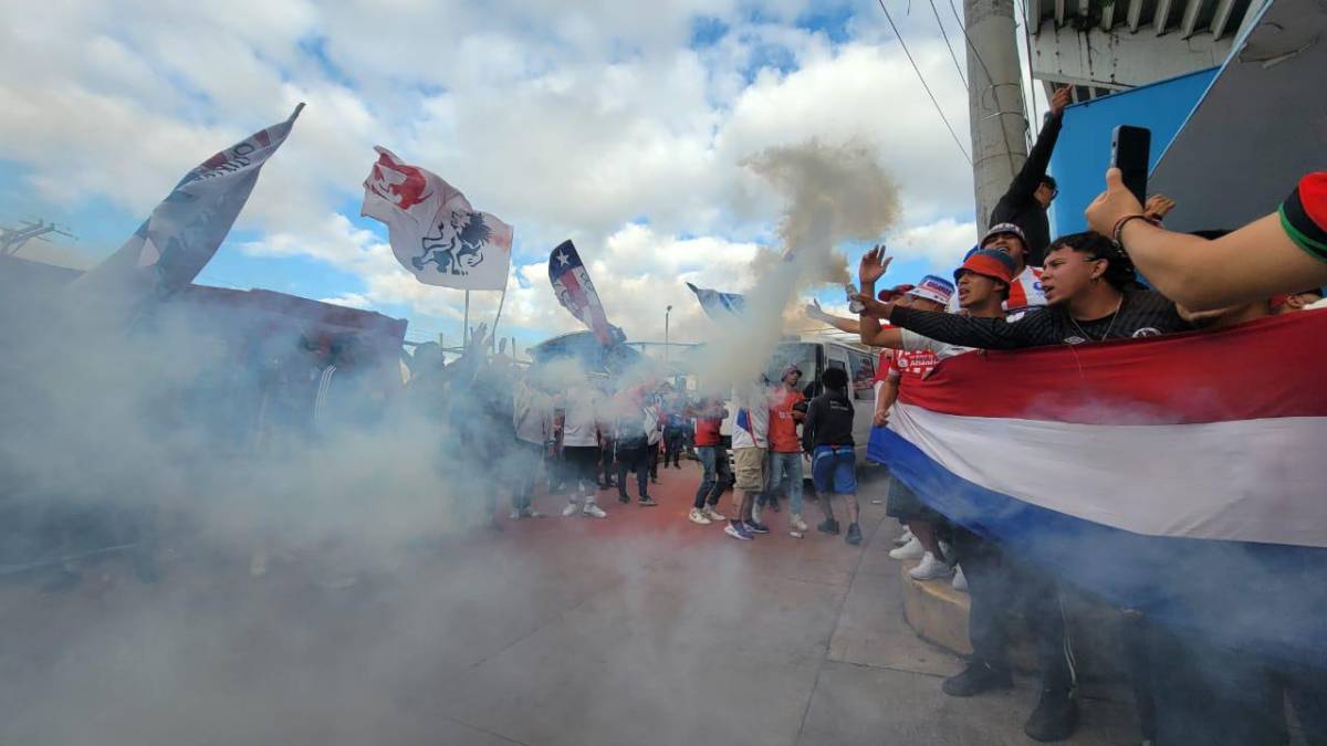 ¡Ambientazo! Ultra Fiel recibe con euforia a Olimpia y con pancarta: “Traicionarte jamás”