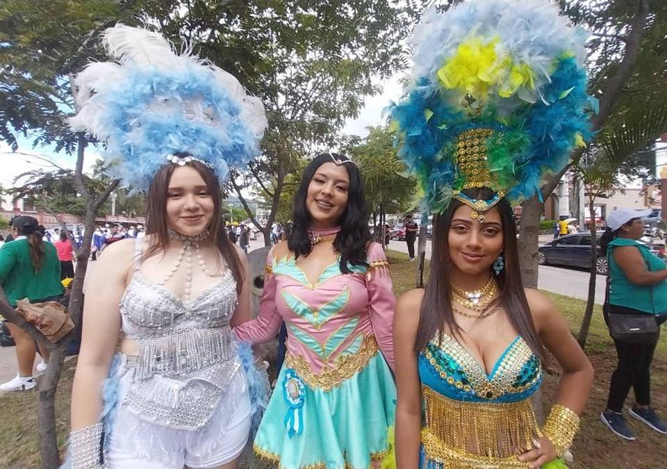 Guapas jovencitas robaron suspiros durante sus actuaciones en las carrozas del Carnaval de Tegucigalpa.