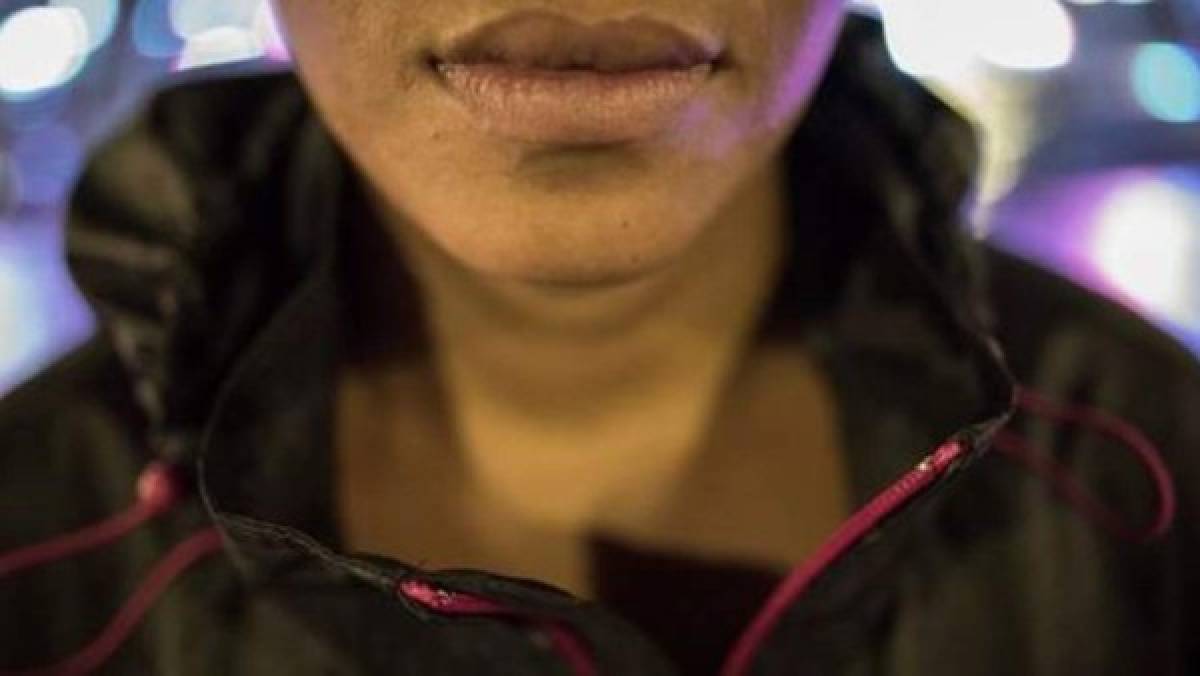 María se siente atrapada. Le pide perdón al cura cuando se confiesa en la iglesia. Pero no se atreve a contarle lo que hace, foto Carlos Gabuco/BBC.