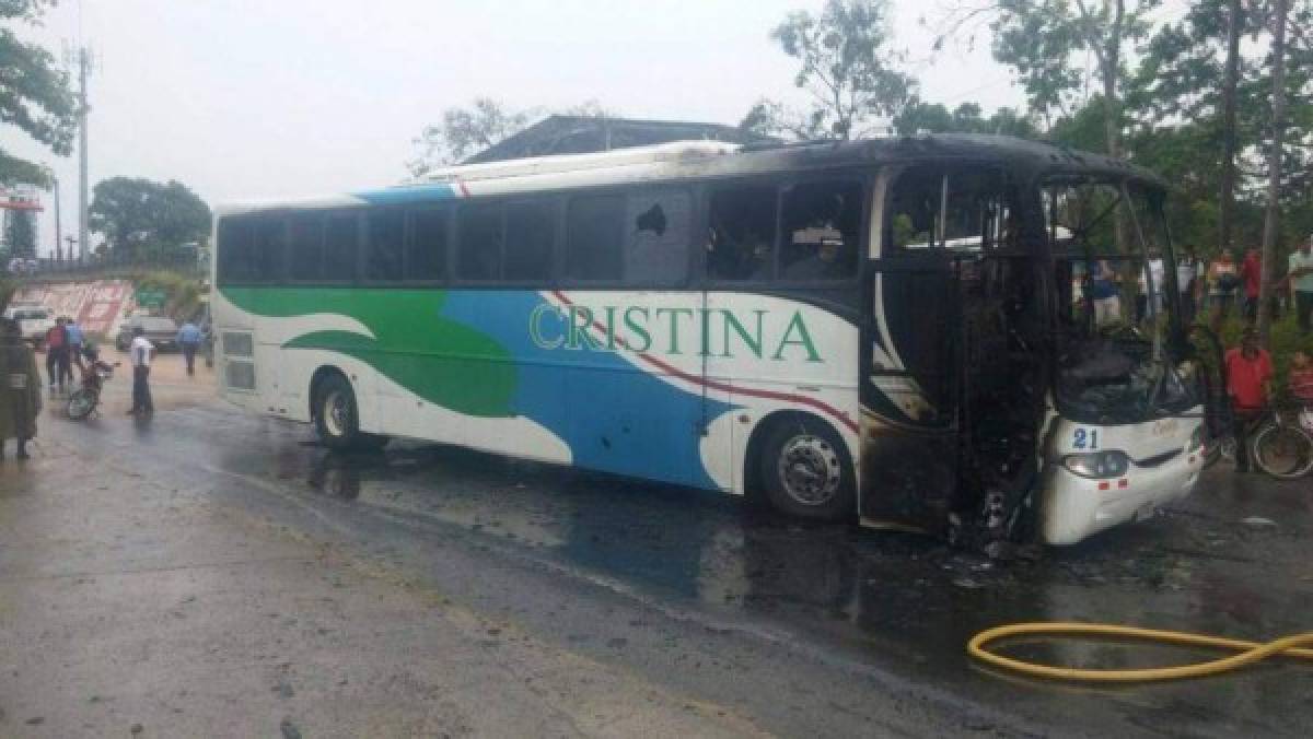 Pérdidas casi totales sufrió la unidad número 21 de Transportes Cristina que fue incinerada por supuestos antisociales.