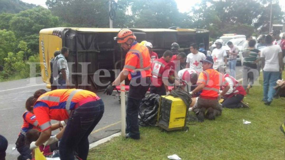 Varios heridos tras volcamiento de bus en la salida al norte de Honduras