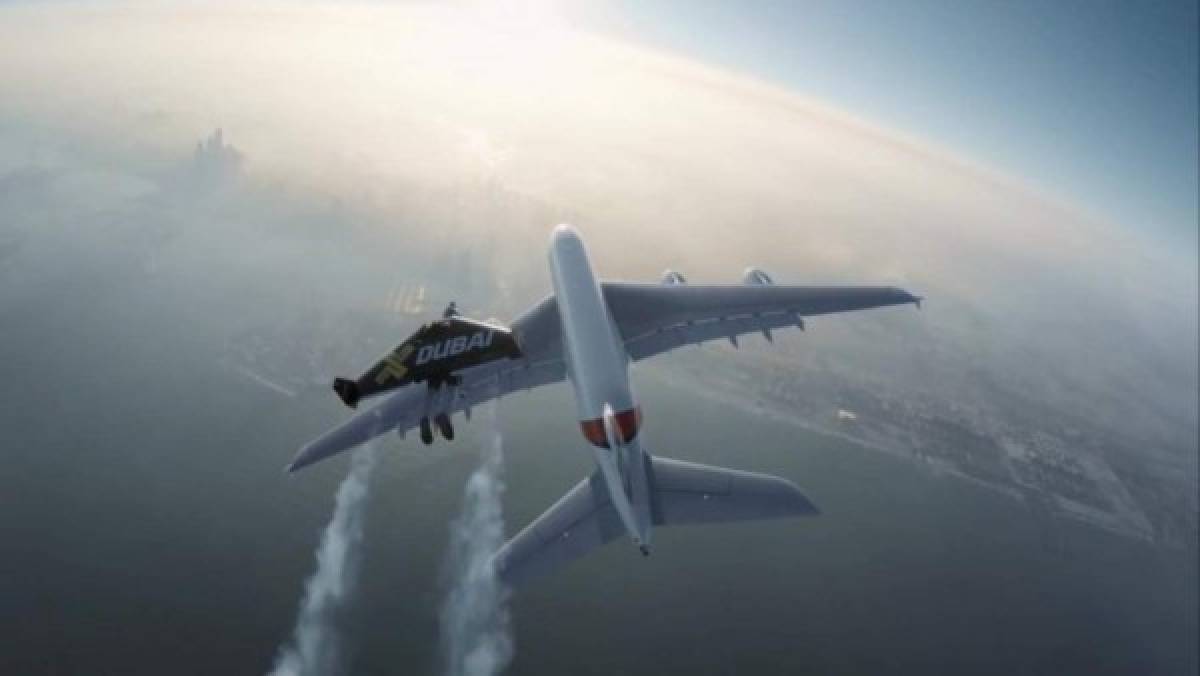 Dos hombres en Jetpacks vuelan junto al avión más grande del mundo